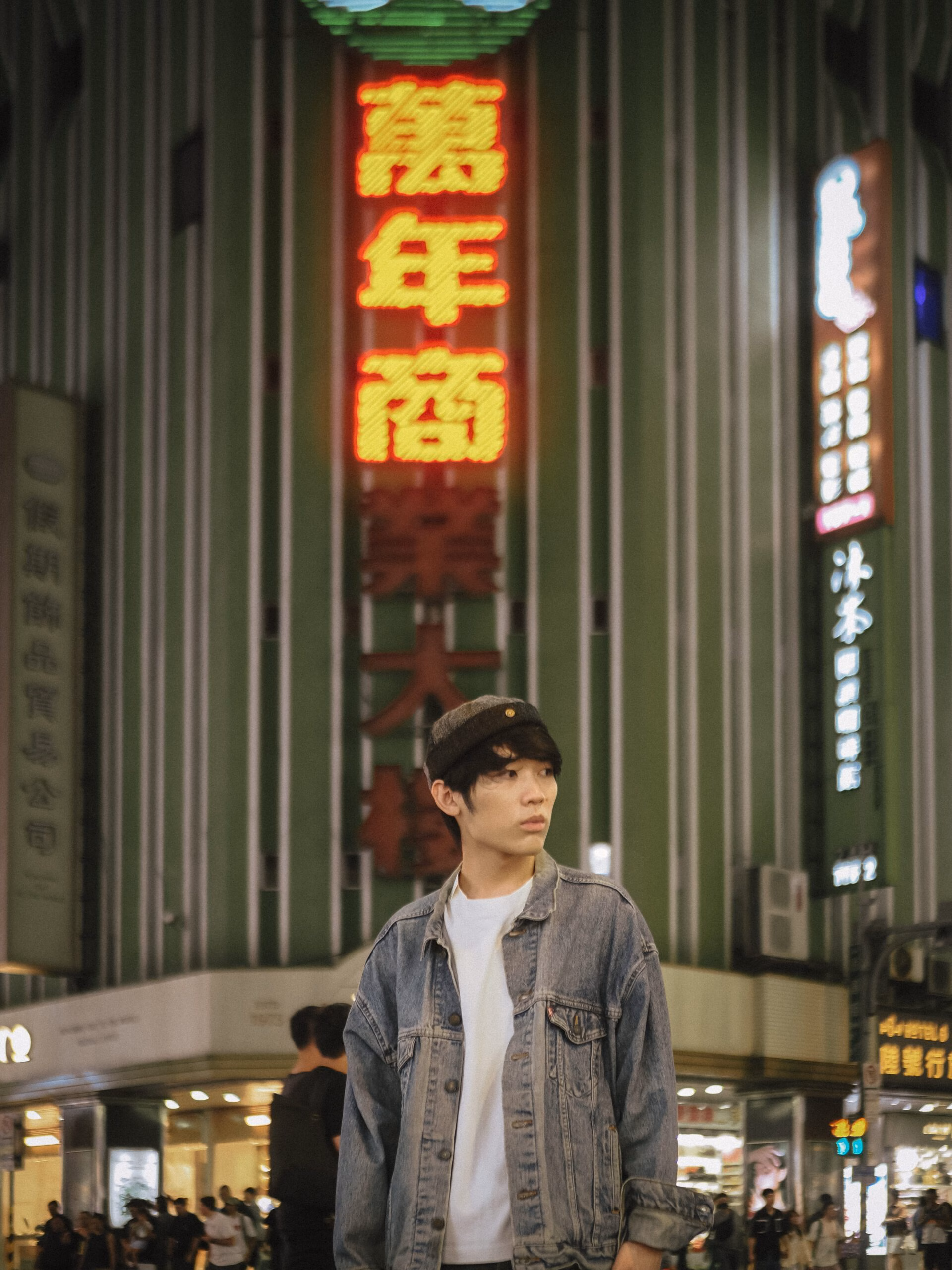 拼接水手帽，夜裡的霓虹招牌前