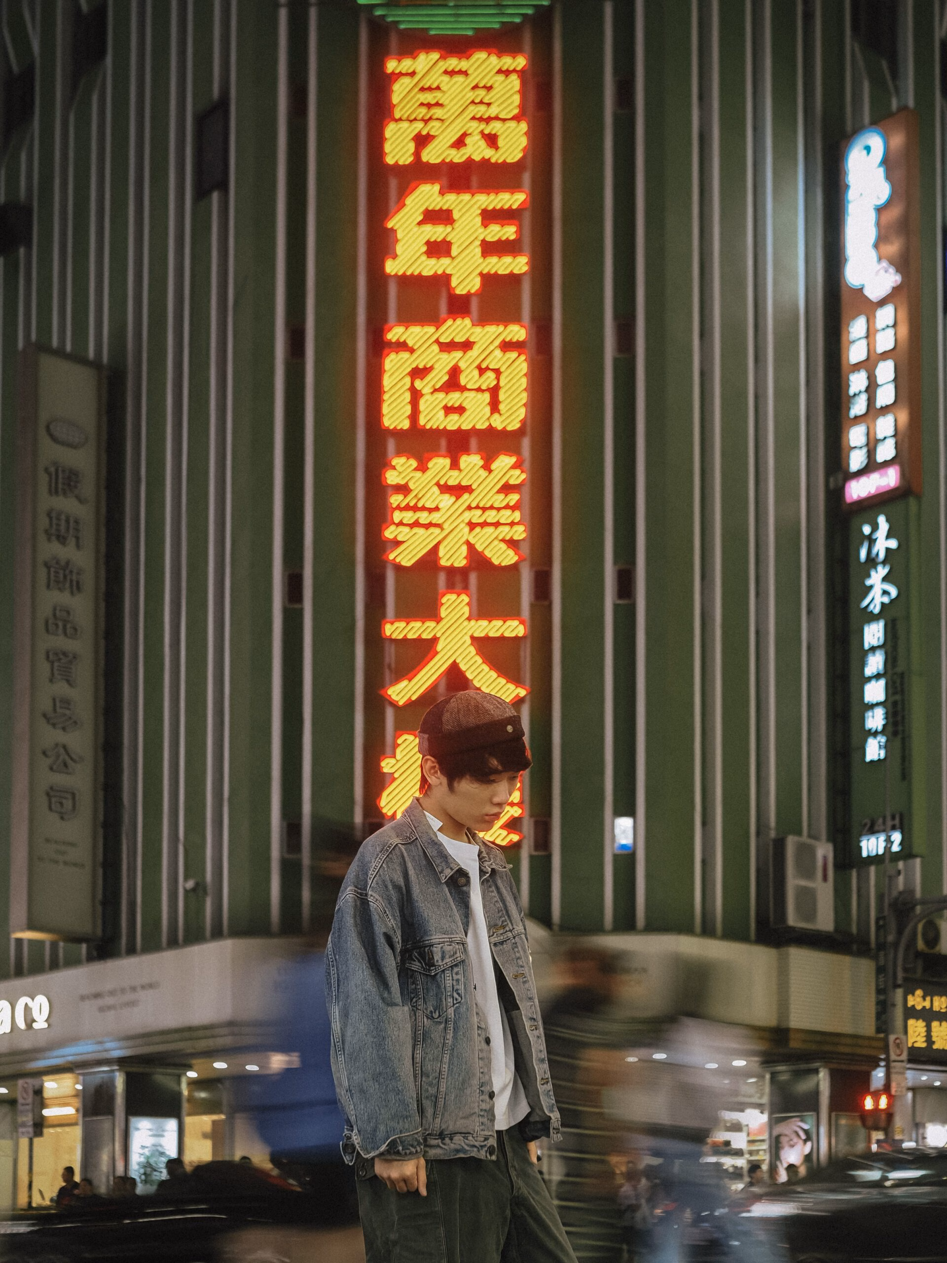 拼接水手帽與整面發亮的霓虹招牌