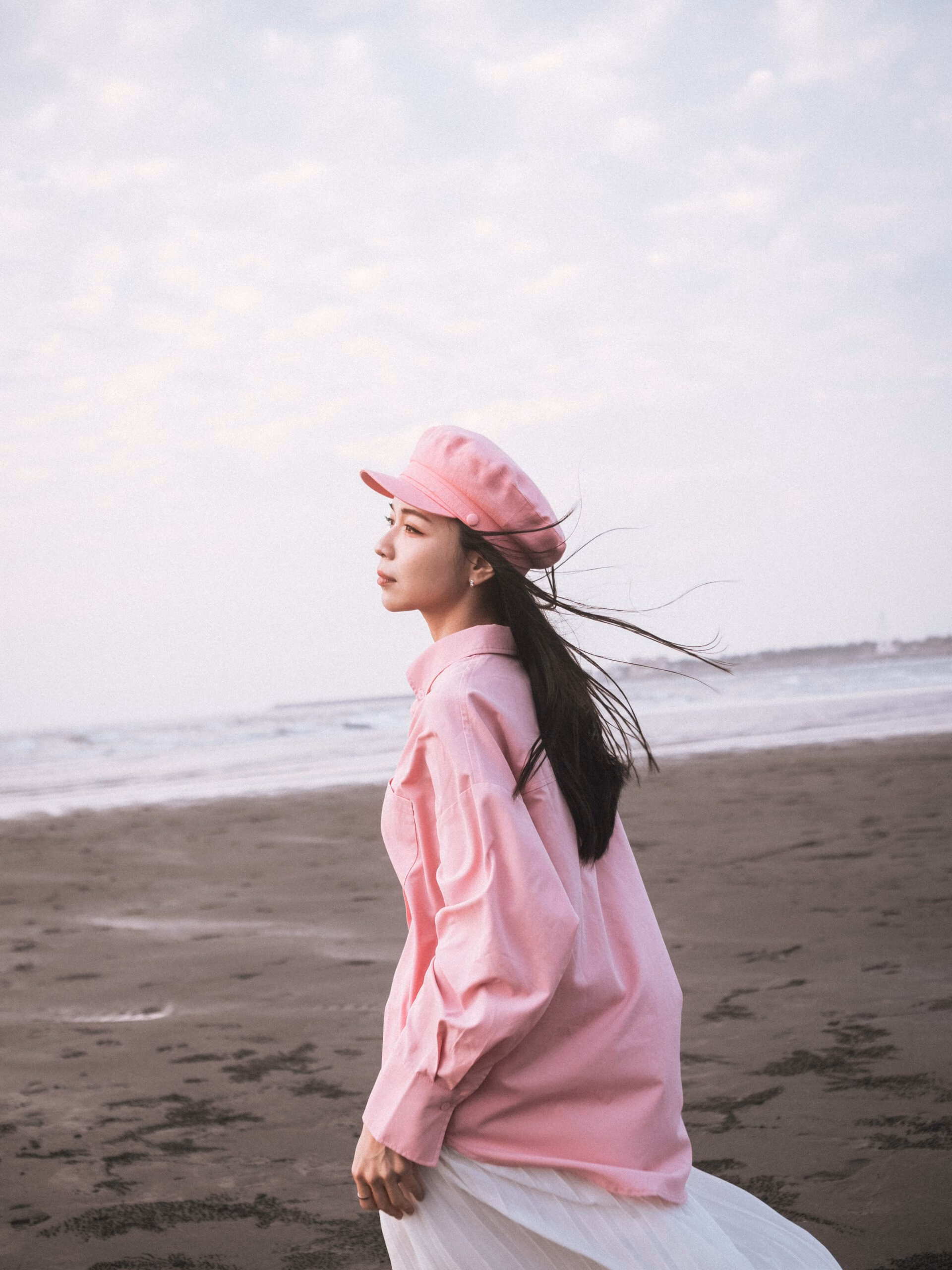 粉紅漁夫帽，海邊側身