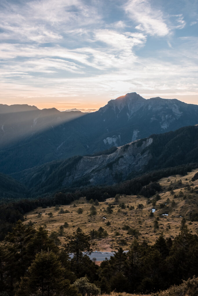 高山草坡，遠方山谷被雲層填滿
