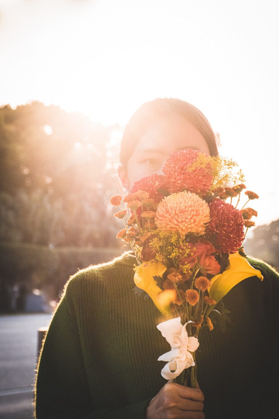 逆光裡捧著花的女子