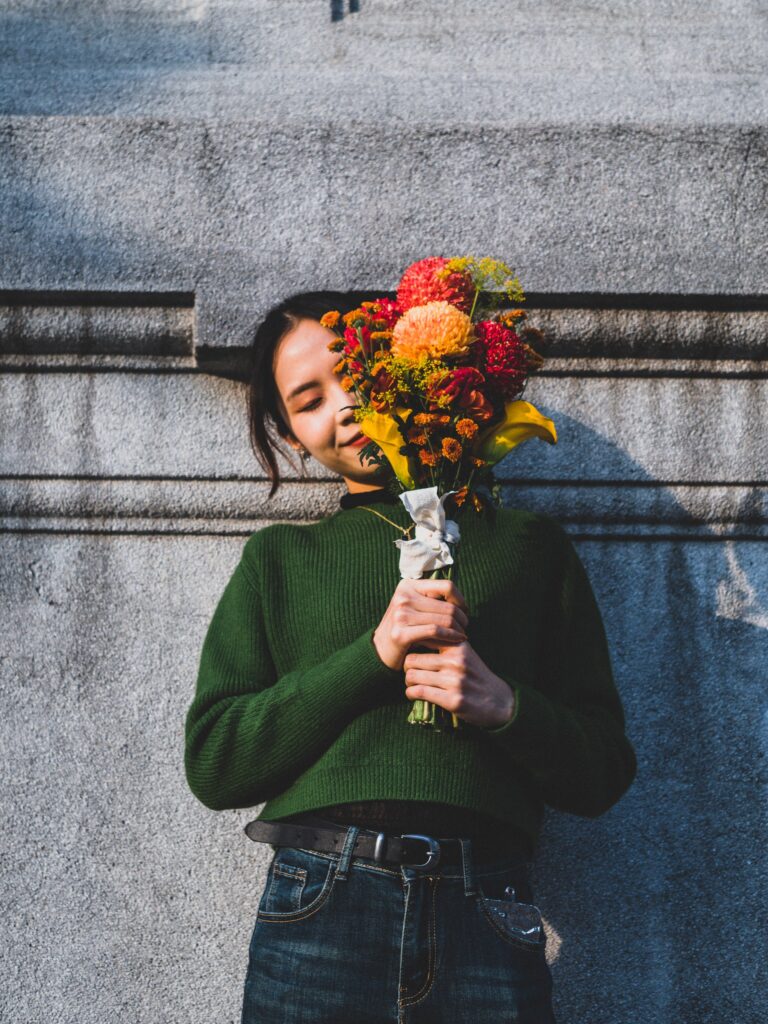 女子把花舉到臉前