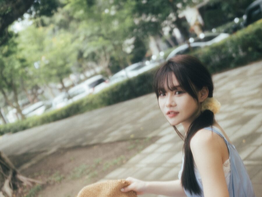 坐在長椅上回頭的女子