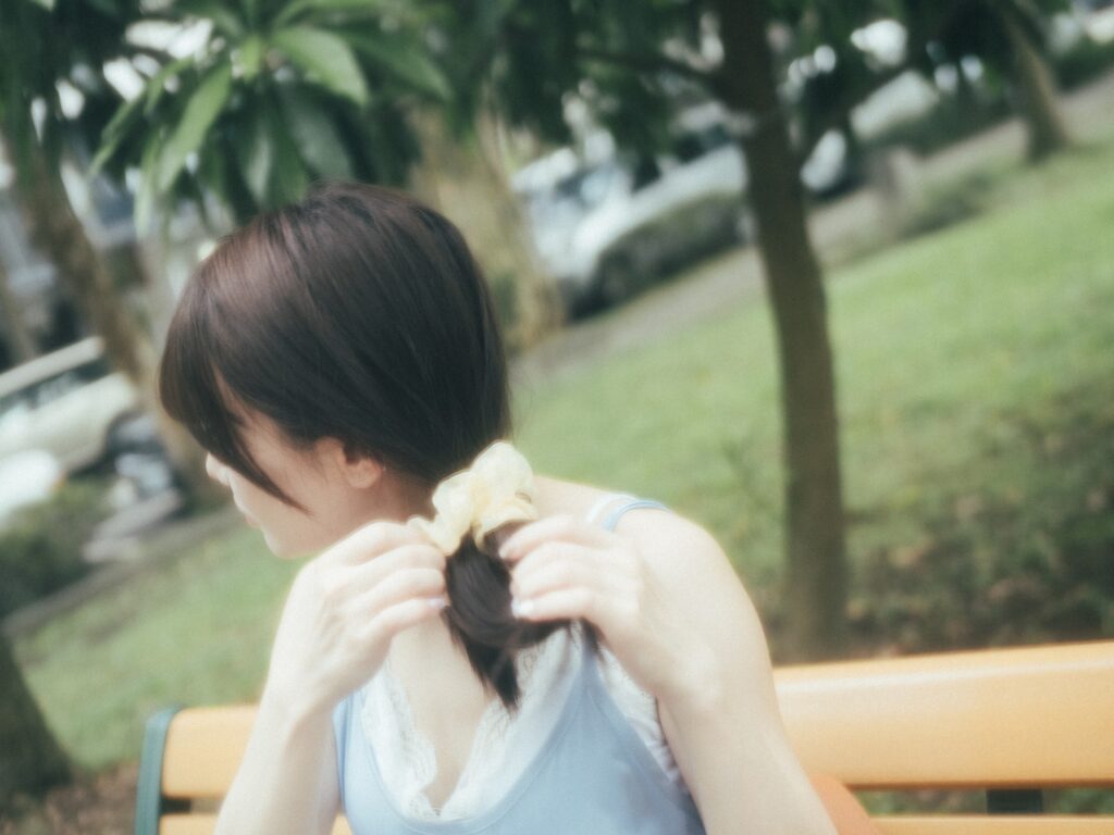 低頭整理頭髮的女子