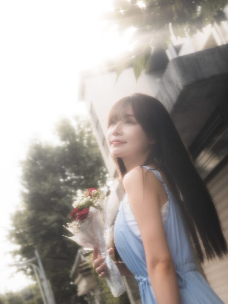 逆光中拿著花的女子
