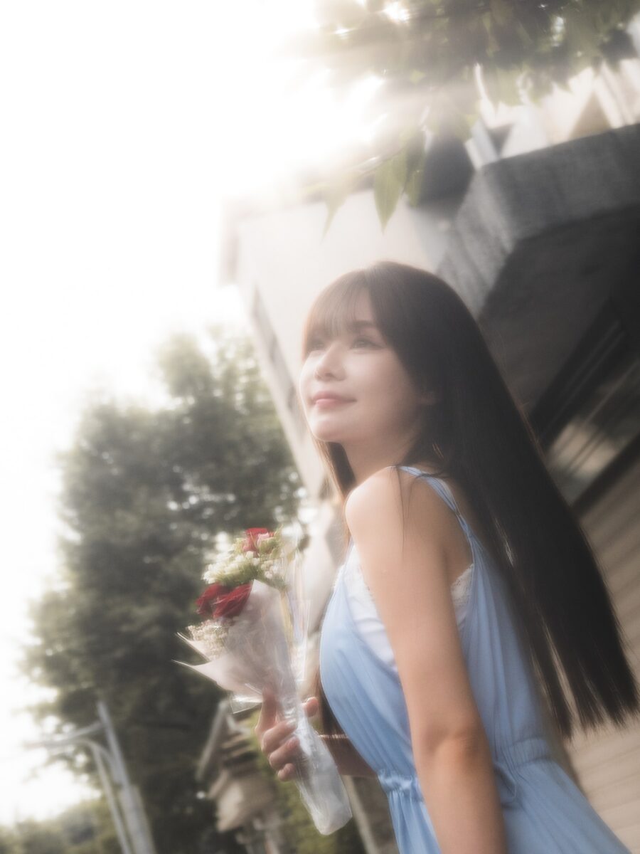 逆光中拿著花的女子