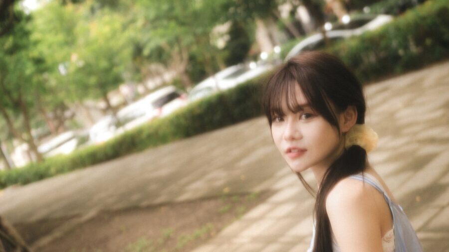 公園長椅上回頭微笑的女子