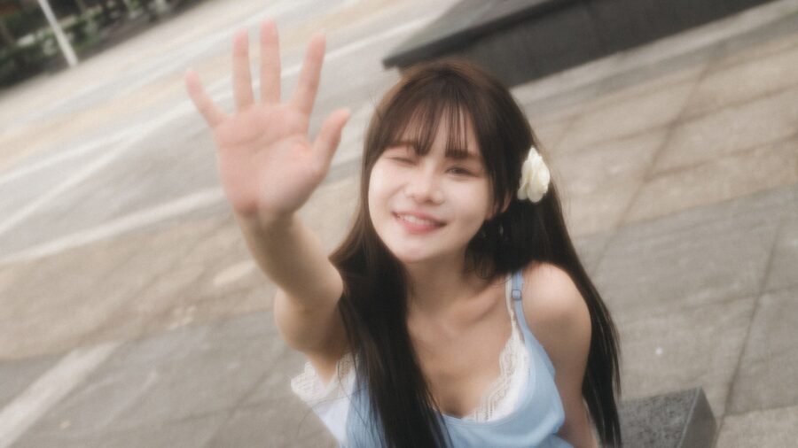 伸手揮向鏡頭的女子