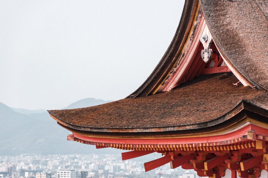 檜皮葺屋頂的曲線壓在京都市區上方