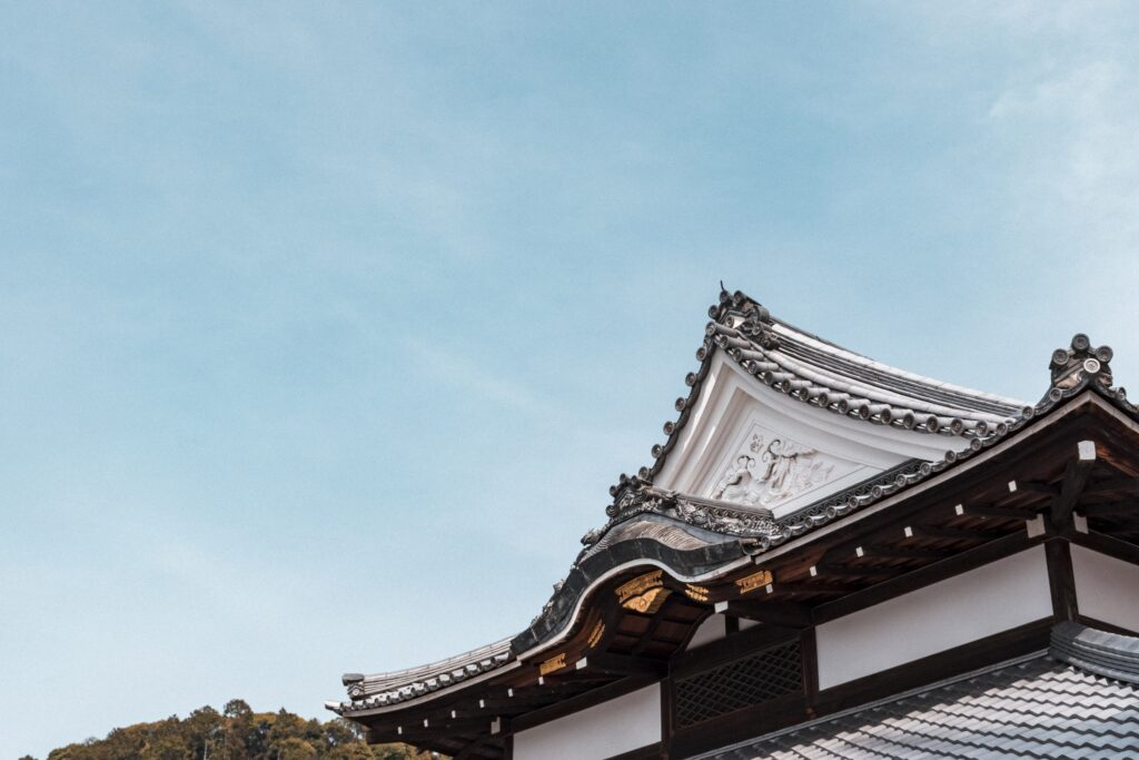 白色山牆與黑瓦屋脊，天空有淡雲