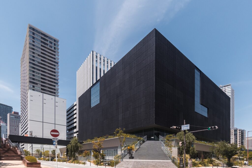 大阪中之島美術館的黑色方盒建築，周圍是玻璃高樓
