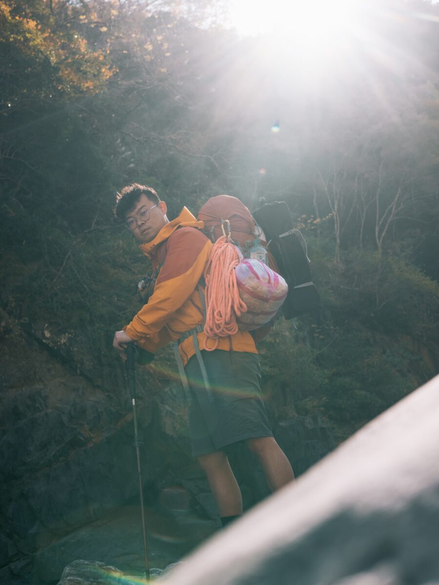 溪谷逆光裡的登山者