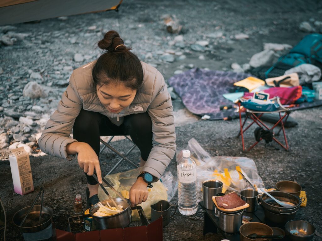 蹲在營地準備早餐的人