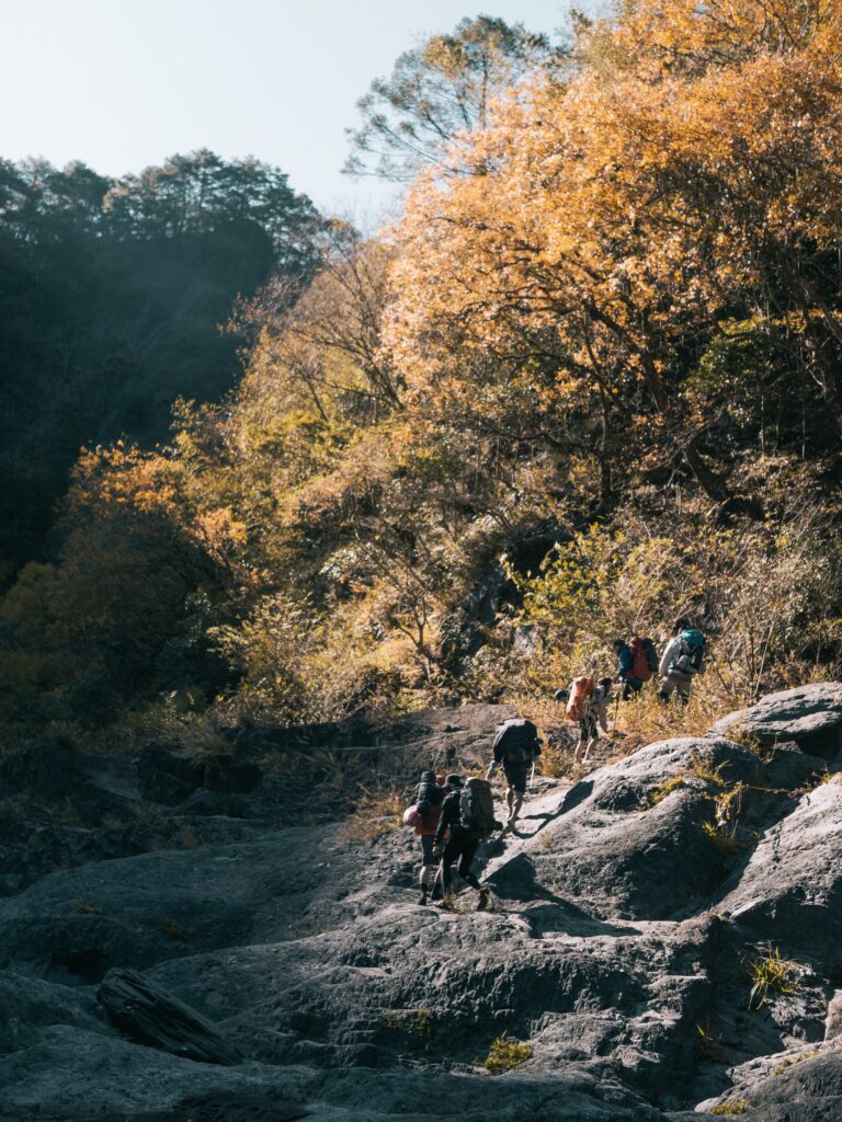 峽谷兩側的秋色與河床上的隊伍