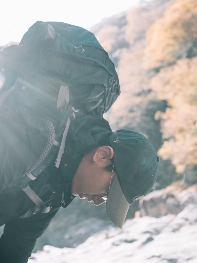 低頭看著鏡頭的登山者