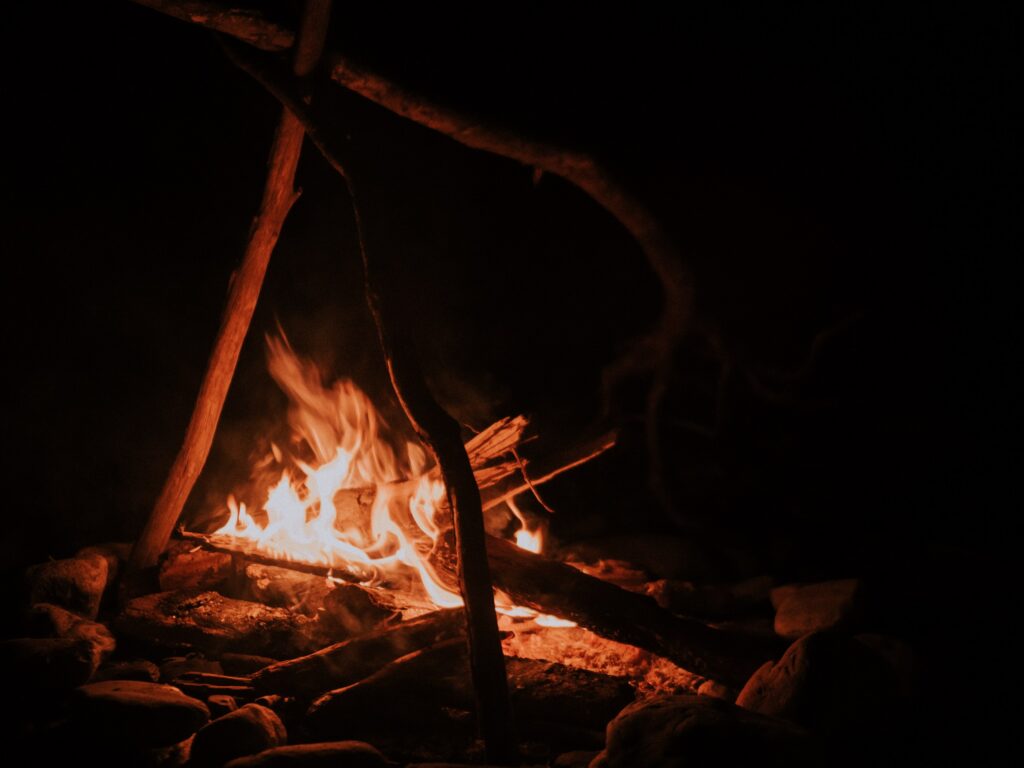 夜裡的營火