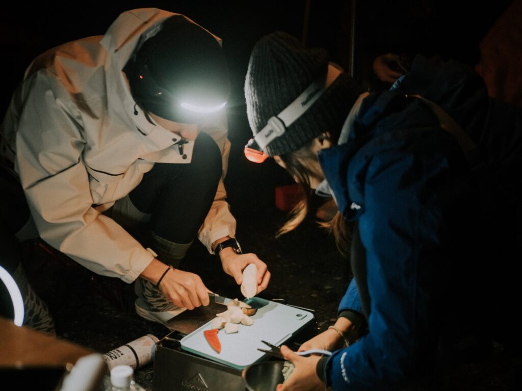 戴著頭燈整理晚餐的同伴