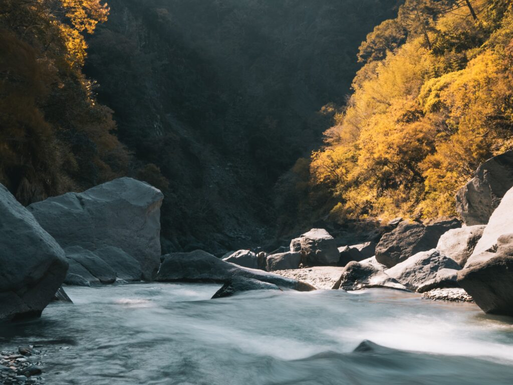 溪流與秋色山壁